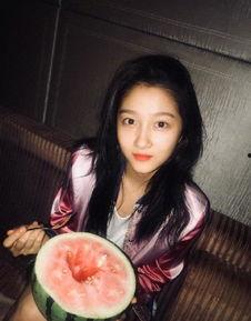 关晓彤娱乐吃瓜图片大全,盘点那些让人捧腹大笑的幕后花絮